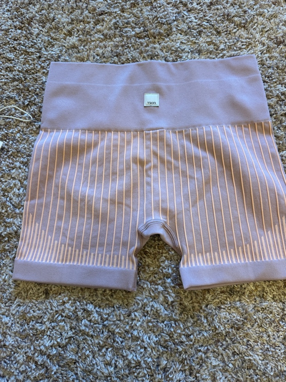NWT Vuori Bi-Color Seamless Bike Short 4”
Light Peach/Desert Mauve XS - Picture 4 of 9